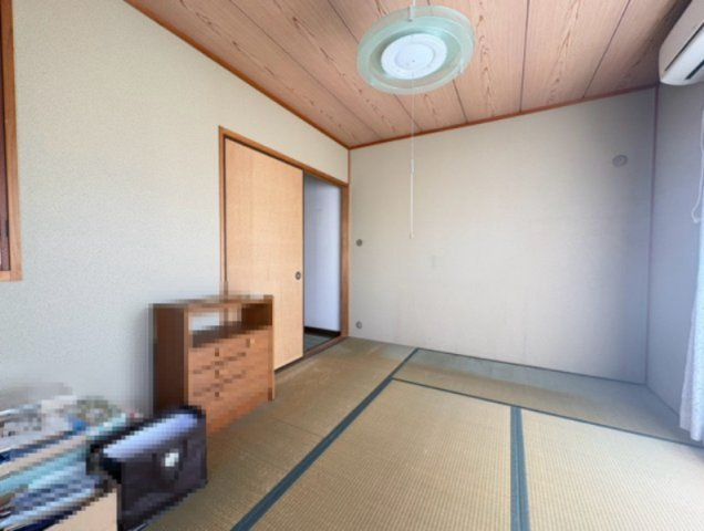 長岡京市今里蓮ヶ糸の和室|2階西側和室約6帖
ゆったりとした広さがあり、客間やくつろぎの空間としてもおすすめです。