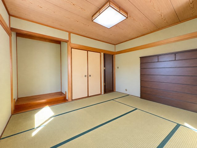 長岡京市今里蓮ヶ糸の和室|2階南側和室約6帖
床の間を備えた、趣のある落ち着いた和室。ゆったりとした広さがあり、客間やくつろぎの空間としてもおすすめです。