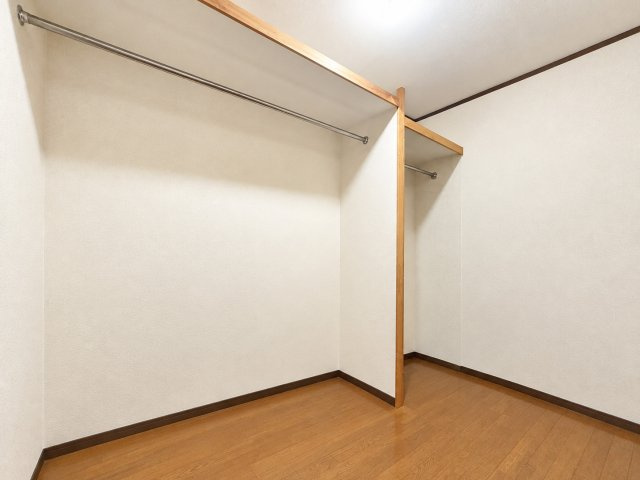 長岡京市今里蓮ヶ糸の収納|たっぷり収納できるウォークインクローゼットを備え、衣類や季節物などもまとめて整理できます。