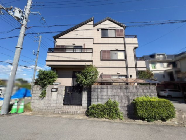 長岡京市今里蓮ヶ糸の外観|重厚感のあるタイル貼りの外観が魅力の3階建て住宅です。