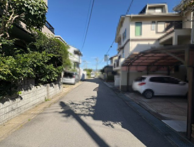 長岡京市今里蓮ヶ糸の前面道路含む現地写真|自宅付近での車の離合も安心の広さがございます。