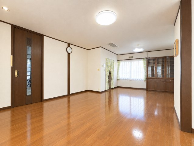 長岡京市今里蓮ヶ糸の居間・リビング|LDK約20帖で広々としており、自由度の高い空間となっております。