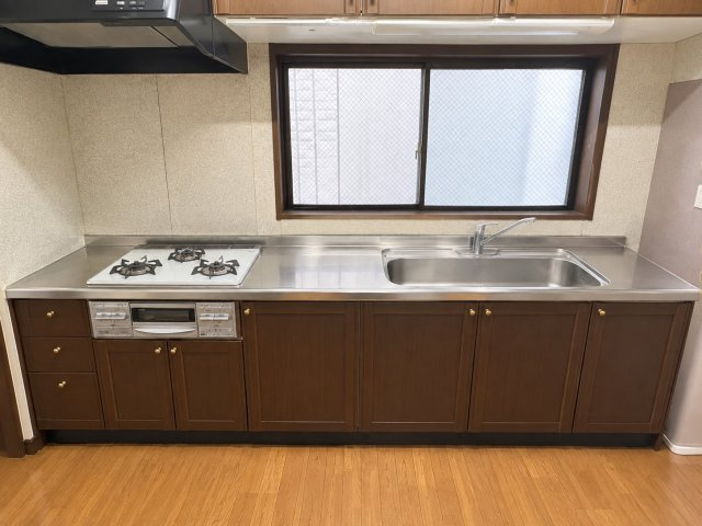 長岡京市今里蓮ヶ糸のキッチン|お料理もはかどる3口コンロ付きのキッチン！前方からの明かりが開放的な空間を作り出してくれます。