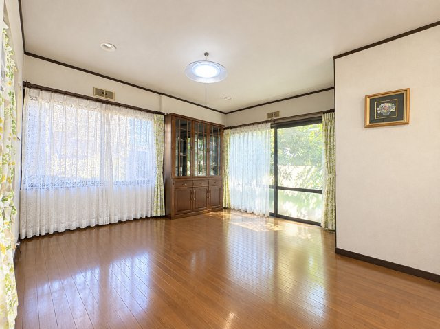 長岡京市今里蓮ヶ糸の居間・リビング|2方向に窓があり、風通しの良さも魅力です。