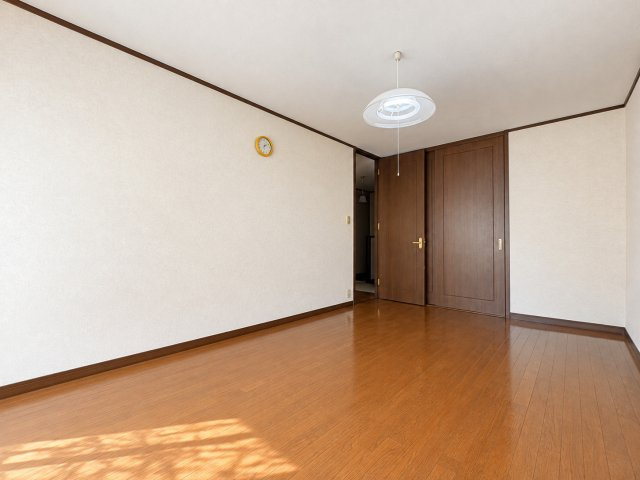 長岡京市今里蓮ヶ糸の洋室|2階洋室7.5帖
バルコニーへの動線のある2階の洋室です。