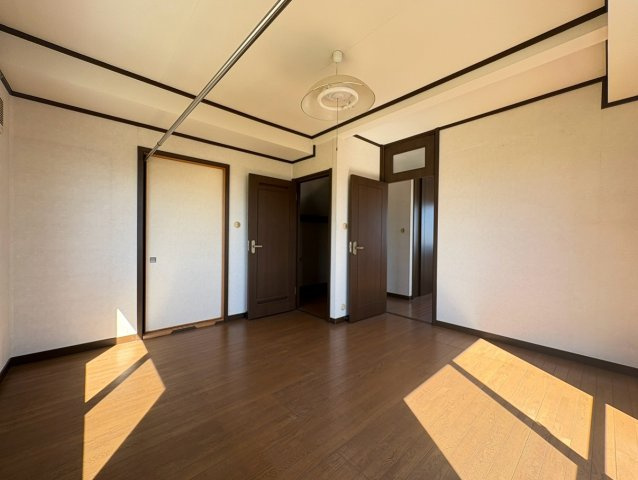 長岡京市今里蓮ヶ糸の洋室|3階洋室約7.5帖
寝室として最適なウォークインクローゼットのある洋室です。