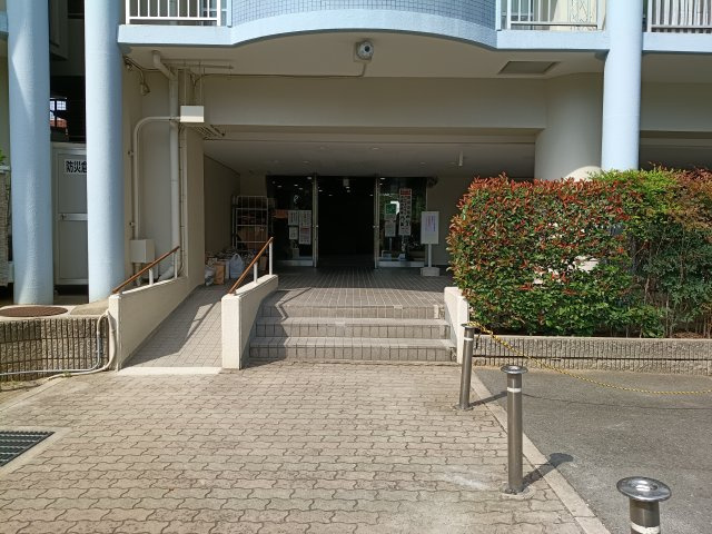 ファミールハイツ城東Ｂ棟のエントランス