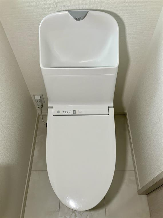 下井草戸建のトイレ|落ち着いた色調のトイレです