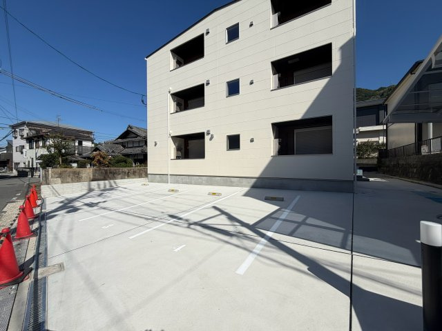 ジーメゾン四條畷の駐車場