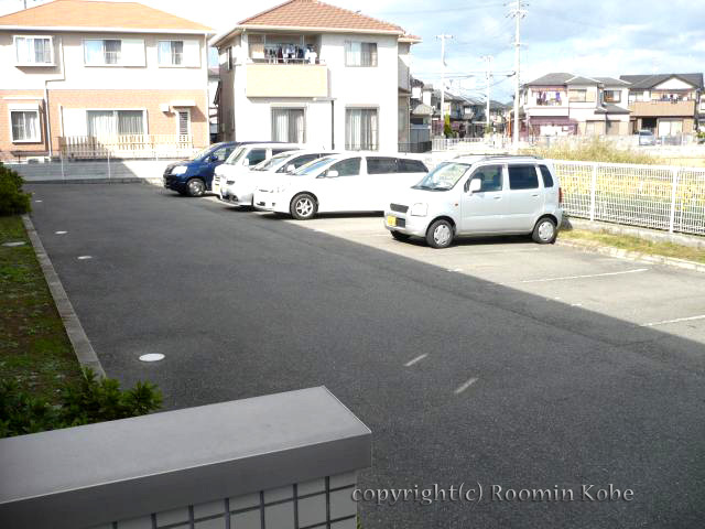 ネオパストラルの駐車場