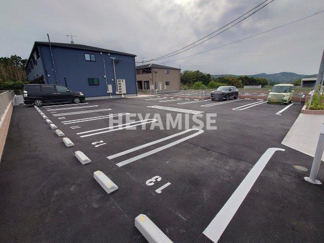 グリシーヌ愛野の駐車場