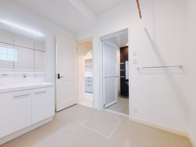 【中古戸建】伊勢崎市境女塚の独立洗面台|■洗面室｜大きな鏡で朝の身支度もラクラク♪毎日の忙しい準備が楽しくなる洗面所です(^^♪