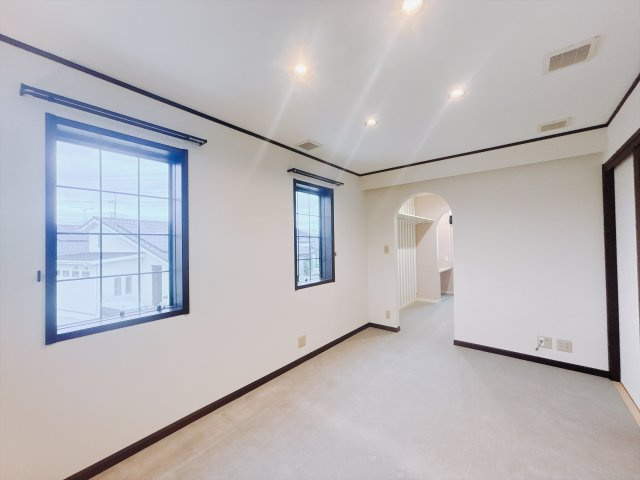 【中古戸建】伊勢崎市境女塚の洋室|■洋室｜ナチュラルカラーの床です。模様替えなどとても楽しく工夫できます♪陽当たり、風通しもとても良いので毎日快適な生活スタートです！子供部屋にも良いですね♪