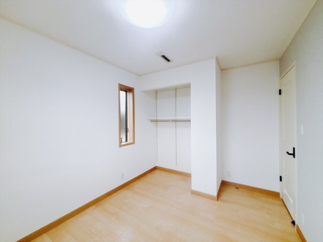 【中古戸建】伊勢崎市境女塚の洋室|■洋室｜2階各居室には収納をご用意しています♪常にお部屋を綺麗に保てます！小さなお子様も自然とお片付けができるようになるのでうれしいですよね！