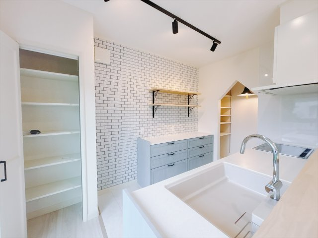 【中古戸建】伊勢崎市境女塚のキッチン|■キッチン｜大きなお鍋や調理用具のも出し入れラクラクな収納がたっぷり！毎日使う場所だからこそ、無理のない姿勢で作業できるのは嬉しいポイントですね(*＾＾*)♪
