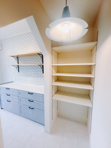 【中古戸建】伊勢崎市境女塚の収納|■パントリー｜キッチン横にはパントリーをご用意しております♪増えていく調理器具もしっかり収納できます♪