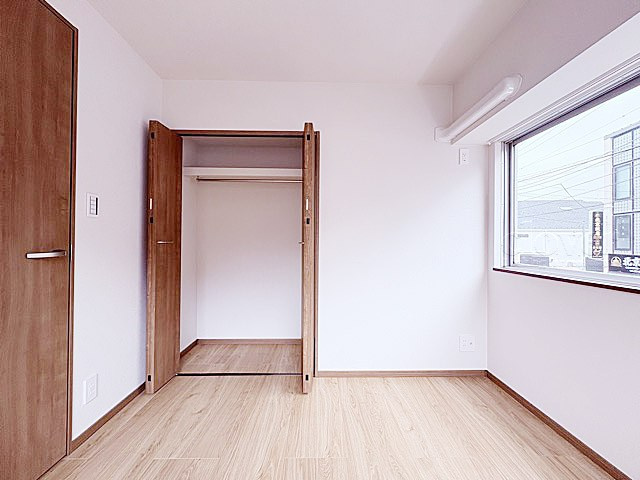 【収納】 | マンション弦巻 | 洋室1　クローゼットの画像です。大きく左右に開いた扉の開放のしやすさと、奥行きを含めた収納部分のサイズ感をぜひ現地にてご確認ください。～即日のご見学可能～　お問合せはお気軽にどうぞ。