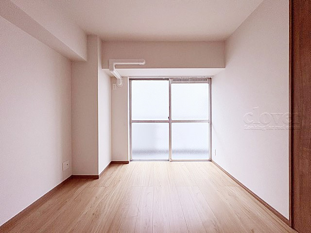 【子供部屋】 | マンション弦巻 | 洋室2　窓から明るい光が差し込む洋室。ベッドを置いて個人居室にする場合は、多くの時間を過ごすことになる空間です。使い勝手や落ち着きを想像してください。～即日のご見学可能～　お問合せはお気軽にどうぞ。