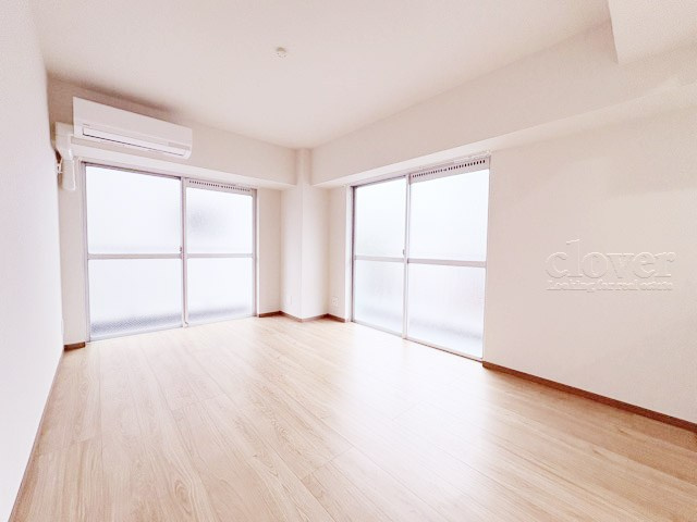 【居間・リビング】 | マンション弦巻 | 広く明るいLDの特徴は、複数の窓から光を取り入れられる構造になっていること。多くの時間を過ごすこの空間が明るいことは、何よりの満足感に繋がります。～即日のご見学可能～　お問合せはお気軽にどうぞ。