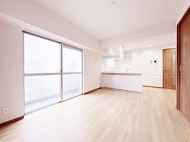 【居間・リビング】 | マンション弦巻 | 広くスペースをとってあるLDK。この空間に、どのように家具を配置していくのかを考えるのが、住宅購入時のなによりの楽しみです。～即日のご見学可能～　お問合せはお気軽にどうぞ。