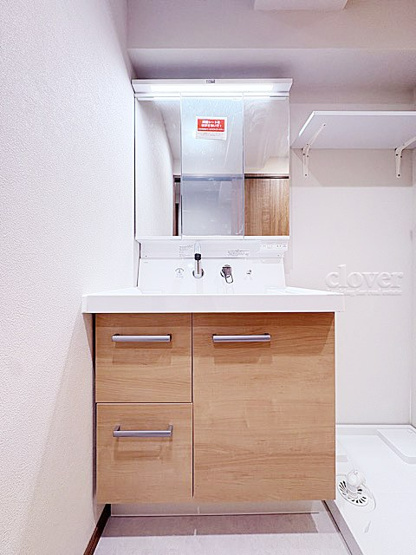 【独立洗面台】 | マンション弦巻 | 三面鏡タイプの独立洗面台。鏡の裏スペースは収納になっています。毎朝、鏡に映った背景自体が「新居」の喜びを増幅してくれそうです。～即日のご見学可能～　お問合せはお気軽にどうぞ。
