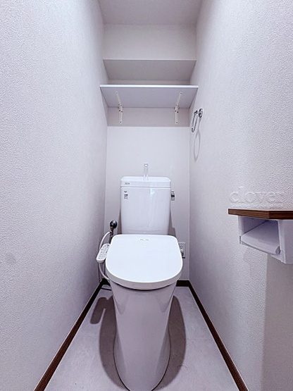 【トイレ】 | マンション弦巻 | 温水洗浄便座つき　トイレはもともと個人の領域である自宅の中でも、最もプライベートな空間です。だからこそ、ほしい「落ち着き」がここにあります。～即日のご見学可能～　お問合せはお気軽にどうぞ。