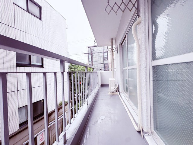 【バルコニー】 | マンション弦巻 | バルコニーの様子。ここからの眺めが、日々のストレスを発散してくれることでしょう。ちなみにバルコニーは専有部分ではなく「共用部分」の扱いです。～即日のご見学可能～　お問合せはお気軽にどうぞ。