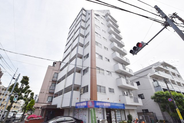 【外観】 | マンション弦巻 | 青空によく映える建物です。手入れの行き届いた外壁やマンション正面エントランスなど、綺麗な姿をぜひ一度、現地にてご覧ください。～即日のご見学可能～　お問合せはお気軽にどうぞ。
