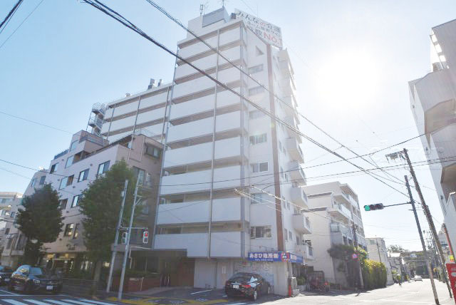 【現況写真】 | マンション弦巻 | 前面道路と外観の様子です。～即日のご見学可能～　お問合せはお気軽にどうぞ。
