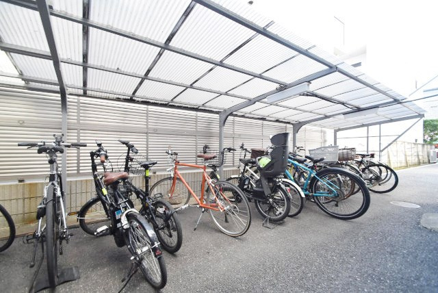 【駐輪場】 | マンション弦巻 | 自転車置き場。マンションの共用部にあたります。空きの有無や駐輪料金、各戸の台数制限などについては、改めてお問い合わせください。～即日のご見学可能～　お問合せはお気軽にどうぞ。
