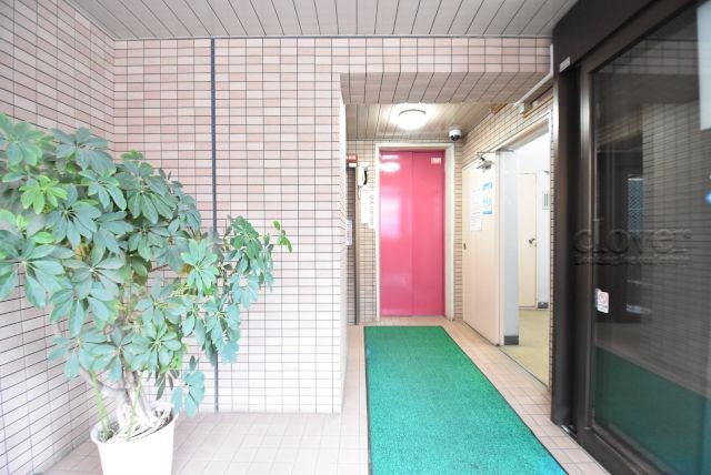 【ロビー】 | マンション弦巻 | 広々としたエントランスホール。入口の門をくぐった先にある、開放感と清潔感をあわせもつ空間です。お客様をお出迎えする際の、ロビーの役割も果たします。～即日のご見学可能～　お問合せはお気軽にどうぞ。
