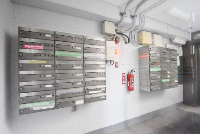 【設備】 | マンション弦巻 | 郵便物を受け入れる住民共用のポスト。「集合ポスト」とも呼びます。ここもまた、マンションの「顔」のひとつです。～即日のご見学可能～　お問合せはお気軽にどうぞ。
