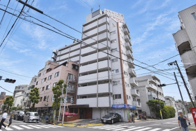 【外観】 | マンション弦巻 | 手入れの行き届いた外壁やエントランスなど、「見ればわかる」レベルで清潔感を保ったマンションです。築年数を感じさせない姿で皆様をお出迎えします。～即日のご見学可能～　お問合せはお気軽にどうぞ。
