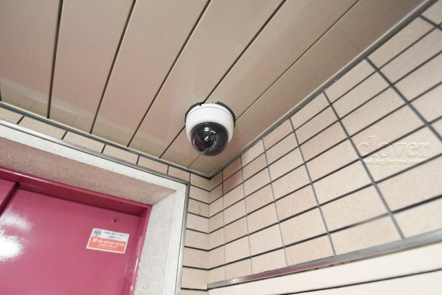 【防犯設備】 | マンション弦巻 | 建物や敷地の隅々に目を光らせる防犯カメラが設置されています。現地を見学される際には、カメラの存在やその台数にも意識を払ってみてください。～即日のご見学可能～　お問合せはお気軽にどうぞ。
