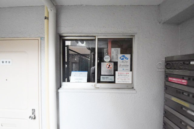 【受付】 | マンション弦巻 | 管理人さんが勤務する管理室です。マンションに出入りする人たちを見守り、注意を払ってくれています。～即日のご見学可能～　お問合せはお気軽にどうぞ。
