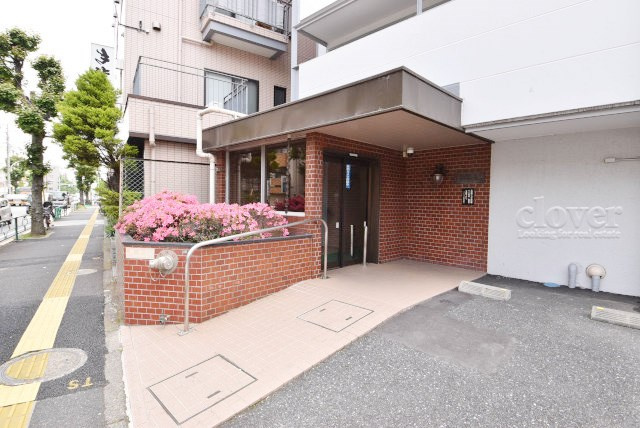 【エントランス】 | マンション弦巻 | お客様を、そして住人を出迎えてくれるマンションのエントランス。ゴミが落ちていないことからも、管理状態の良さや住民の節度の高さが見て取れます。～即日のご見学可能～　お問合せはお気軽にどうぞ。
