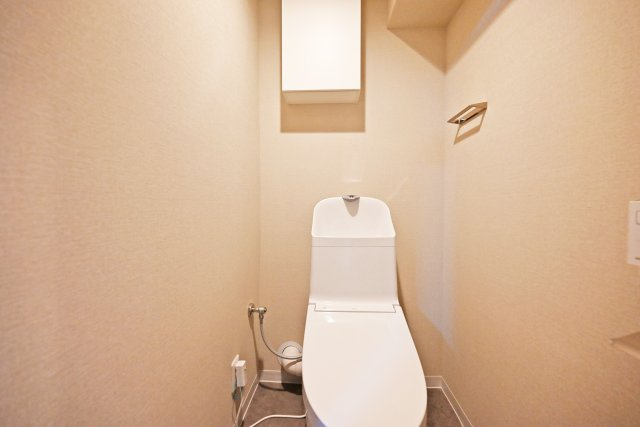 関大前スカイハイツA棟のトイレ|新調済みのトイレでウォシュレット機能が付いており、清潔で心地よくご利用いただけます。