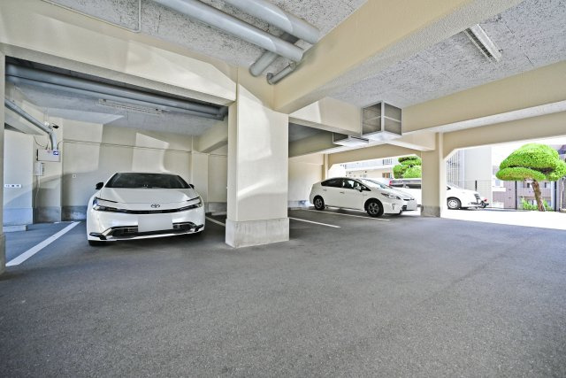 関大前スカイハイツA棟の駐車場|敷地内駐車場を備えており、お車をお持ちの方も安心です。