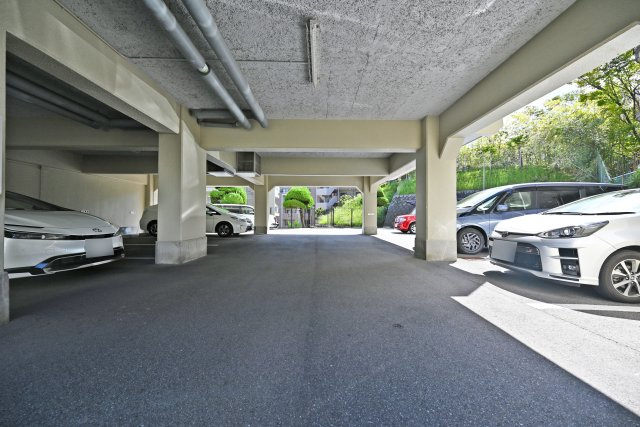 関大前スカイハイツA棟の駐車場|敷地内駐車場を備えており、お車をお持ちの方も安心です。