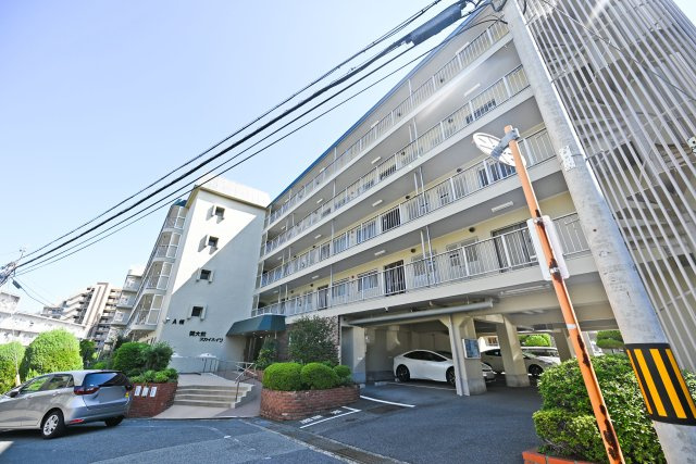 関大前スカイハイツA棟の外観|ご不明な税金・諸費用についても丁寧にサポートいたします。現地見学で、住まいのイメージやご希望をぜひお聞かせください。