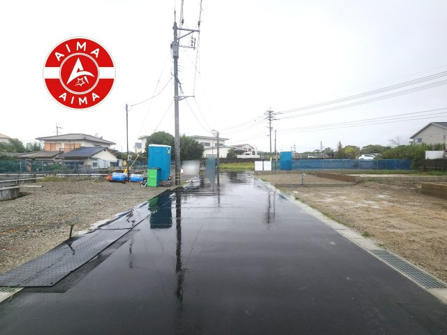 S・福津市宮司浜3丁目第3-4棟（3号棟）の前面道路含む現地写真|前面道路は閑静な住宅地をはしる車通りの少ない道路。お車の出し入れが苦手なママや小さなお子様にも安心ですね。しっかり舗装もされているので、ベビーカーや自転車で通っても快適に通行できます。
