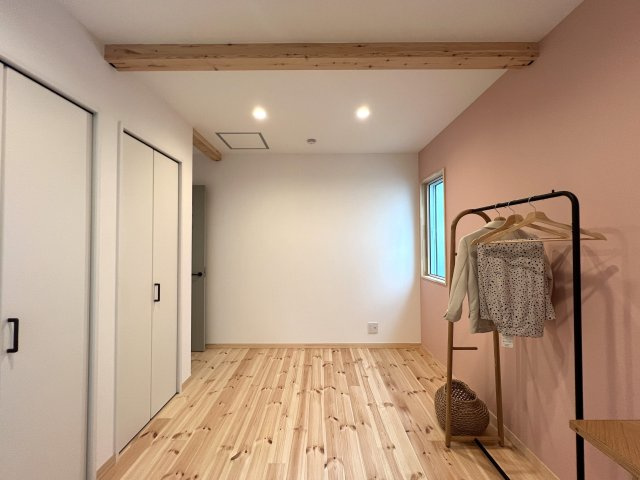 数少ない平屋戸建☆子供の声がどこにいても聞こえる暮らし☆友達が来ても止められるカースペース♪趣味や収納に使えるミニガレージ付き◎【相模原市南区新戸新築戸建】の洋室|スタンダードな洋室です