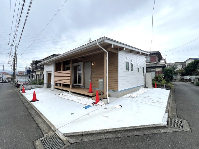 数少ない平屋戸建☆子供の声がどこにいても聞こえる暮らし☆友達が来ても止められるカースペース♪趣味や収納に使えるミニガレージ付き◎【相模原市南区新戸新築戸建】の外観|外観は落ち着いています