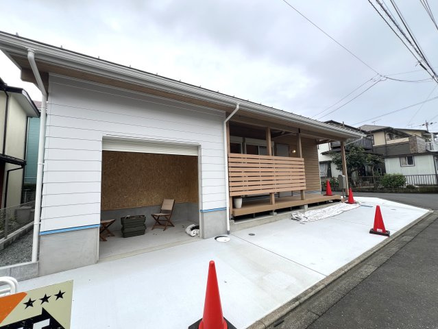 数少ない平屋戸建☆子供の声がどこにいても聞こえる暮らし☆友達が来ても止められるカースペース♪趣味や収納に使えるミニガレージ付き◎【相模原市南区新戸新築戸建】の外観|外観もきれいです