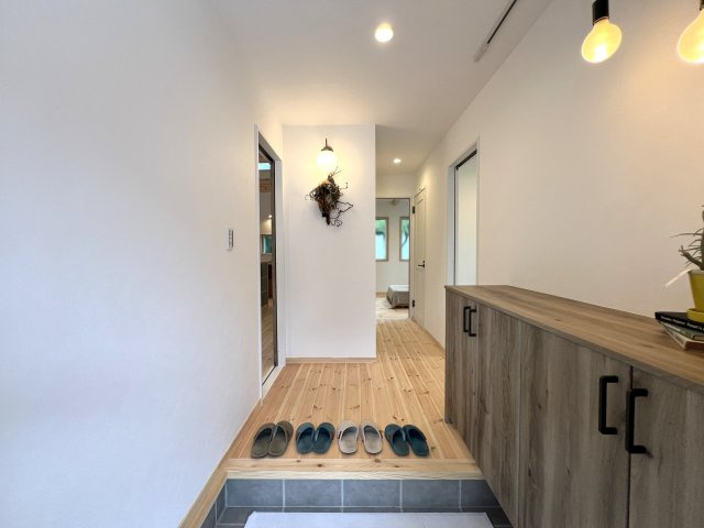 数少ない平屋戸建☆子供の声がどこにいても聞こえる暮らし☆友達が来ても止められるカースペース♪趣味や収納に使えるミニガレージ付き◎【相模原市南区新戸新築戸建】の玄関|シンプルで使いやすい玄関です