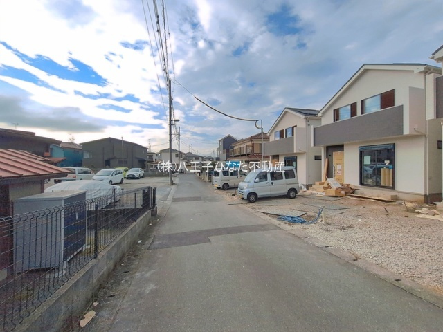 『八王子市新築戸建て』八王子市横川町42-21【仲介手数料無料】　　２０期の前面道路含む現地写真|～仲介手数料無料☆八王子ひなた不動産～八王子市横川町　新築戸建て