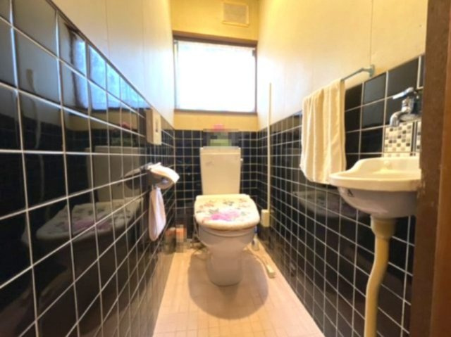 敦賀市松原町中古店舗併用住宅のトイレ