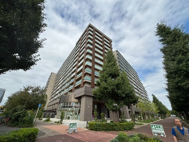 プレミスト昭島モリパークレジデンスの外観|駅まで徒歩圏内に加え緑を感じられる立地。