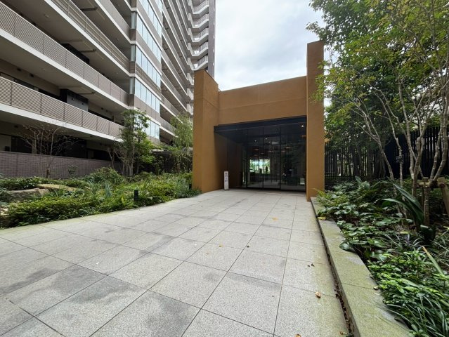 プレミスト昭島モリパークレジデンスの外観|オートロックなので住居エリアには原則無関係者は侵入できず安心です。勧誘や訪問営業を断るのが苦手な方も、玄関先で対応しなくて済みます。