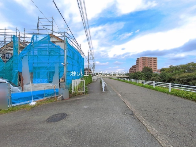 『八王子市新築戸建て』八王子市横川町42-21【仲介手数料無料】　　２０期の前面道路含む現地写真|～仲介手数料無料☆八王子ひなた不動産～八王子市横川町　新築戸建て